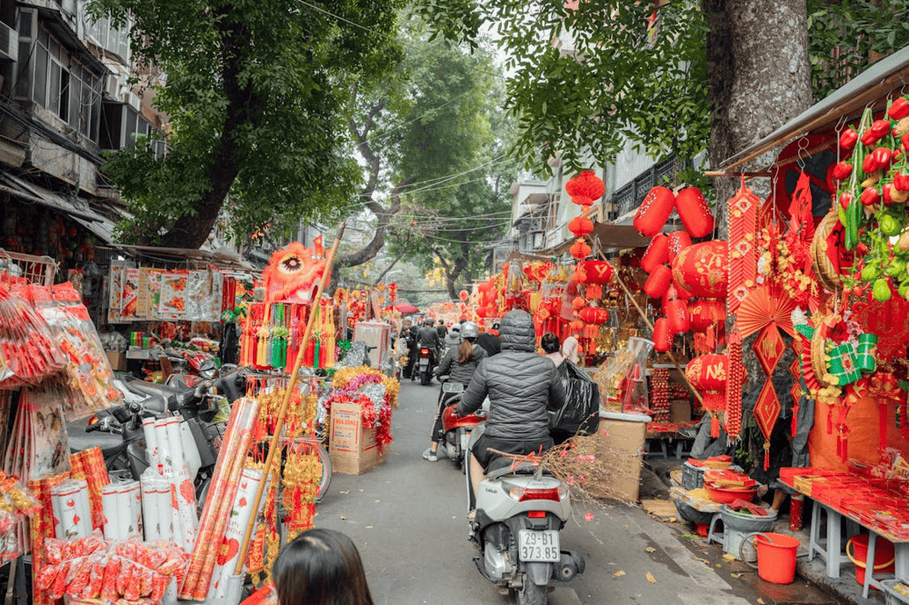 Hang Ma Street is vibrant with colors and bustling with Christmas and New Year decorations (Source: Pexels)
